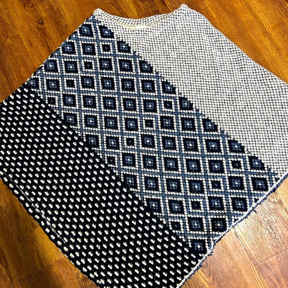 Knit Poncho Size-Universal - Picture 1 of 2